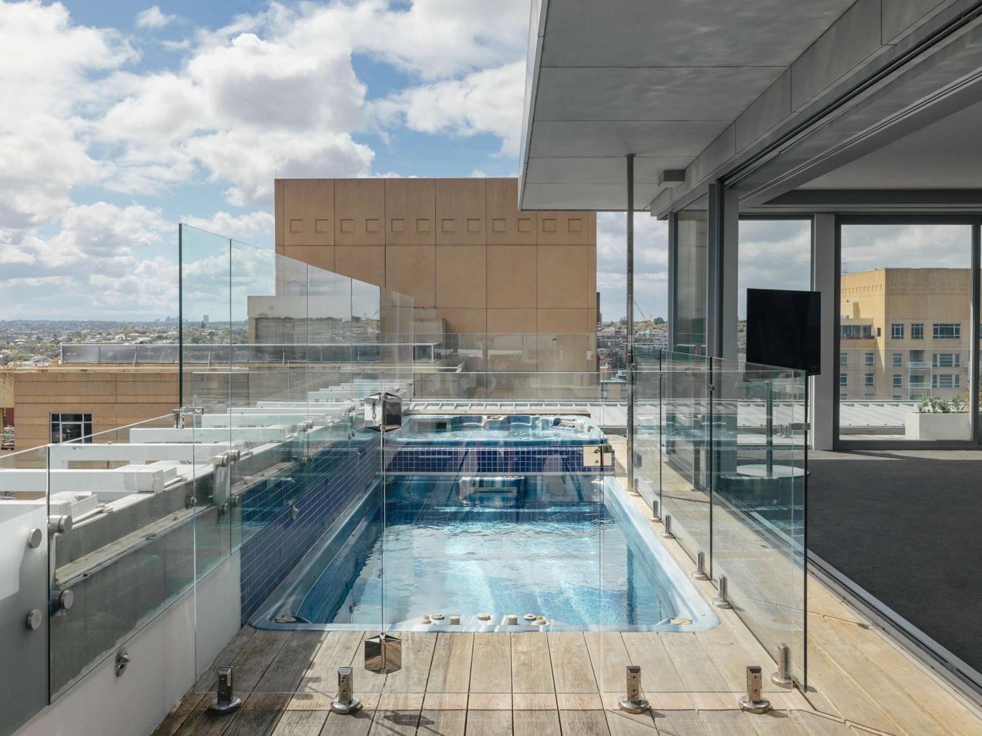 The Olsen Melbourne Art Series Екстер'єр фото The rooftop pool at the hotel